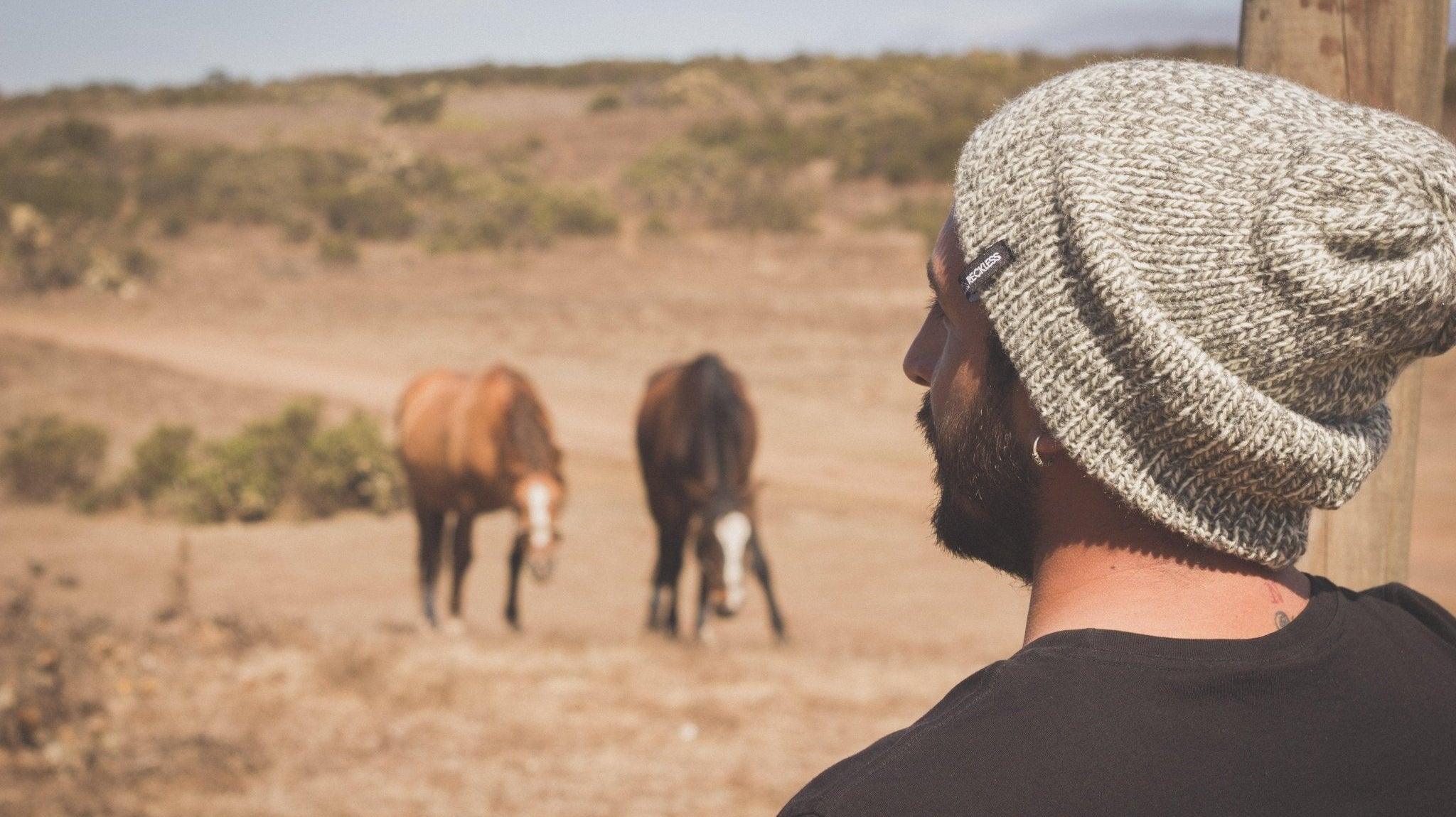 De la montaña a la costa con Reckless, lentes de sol y gorros de lana que apañan. - Reckless
