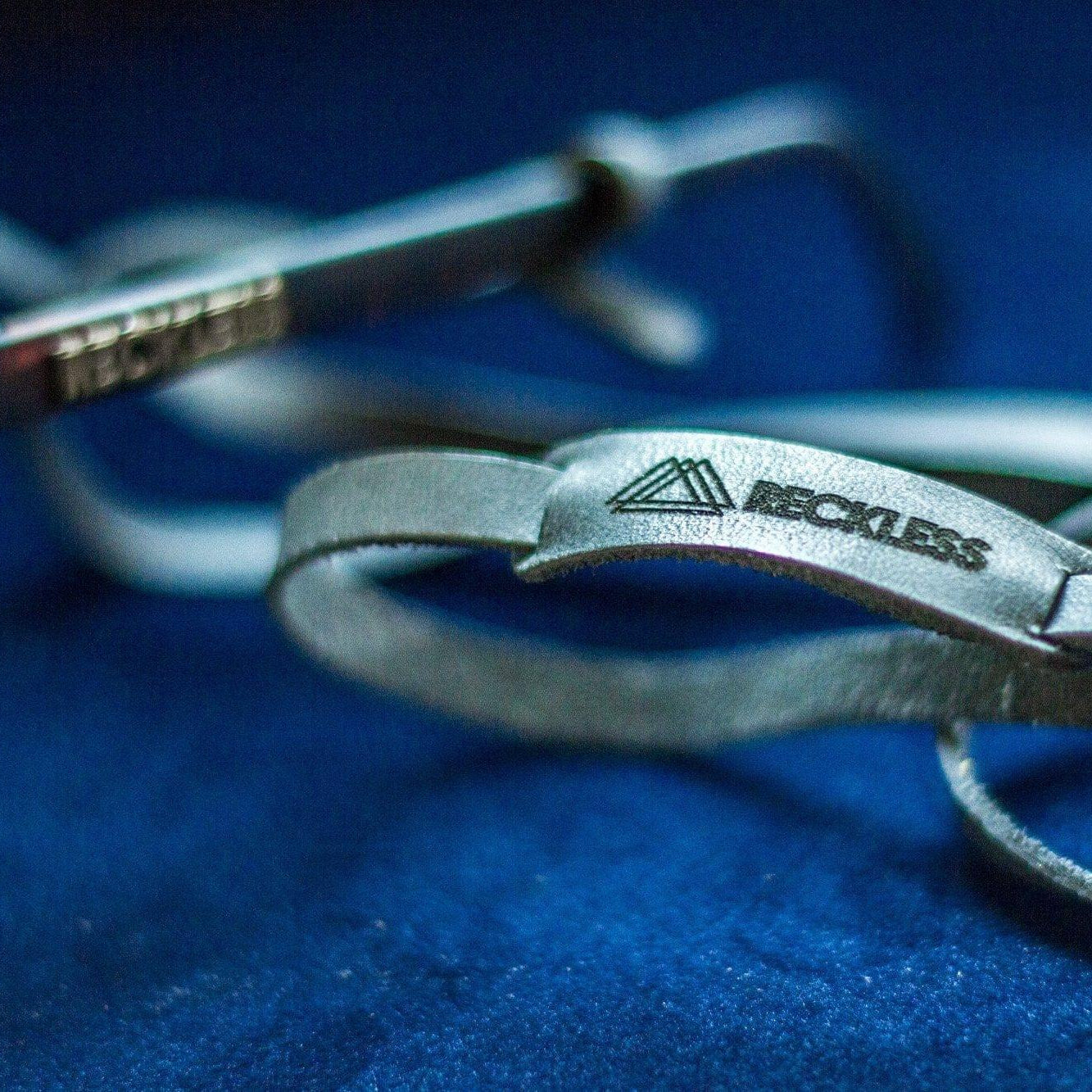 Strap shadow - Reckless