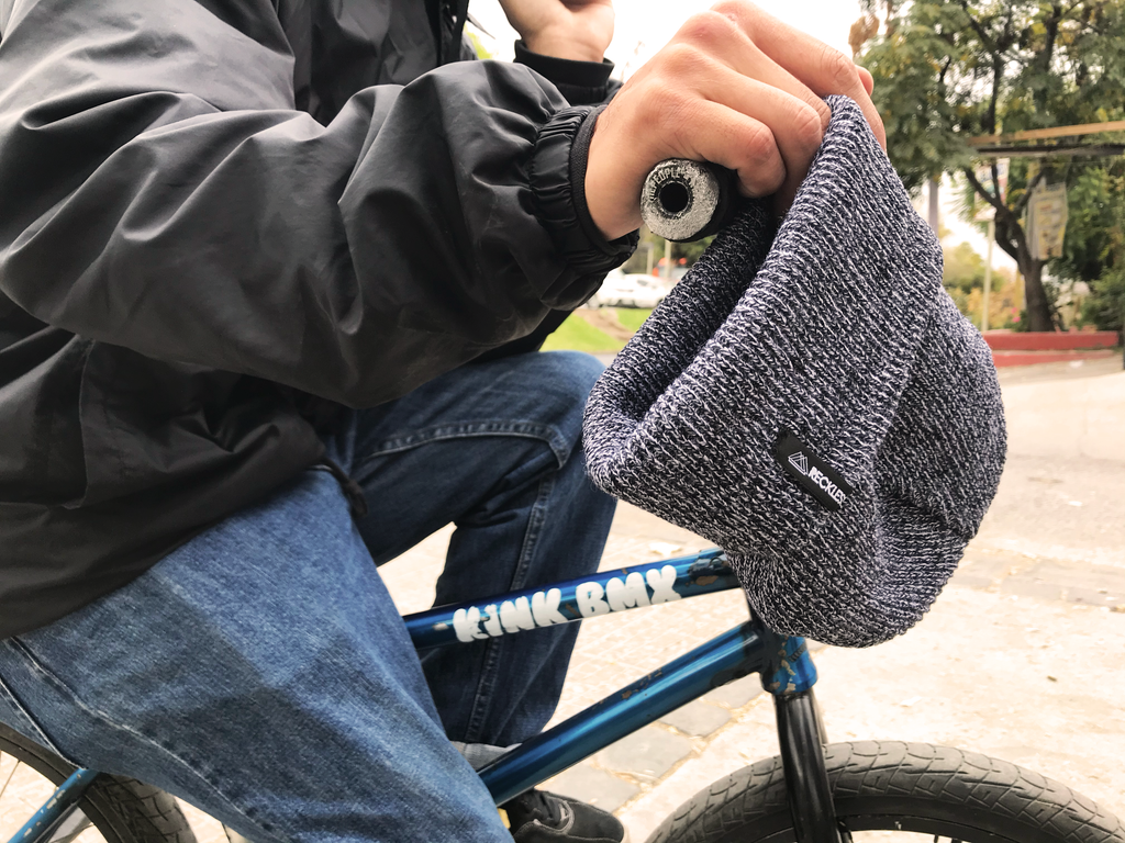 gorro de lana reckless y un joven en una bicicleta bmx