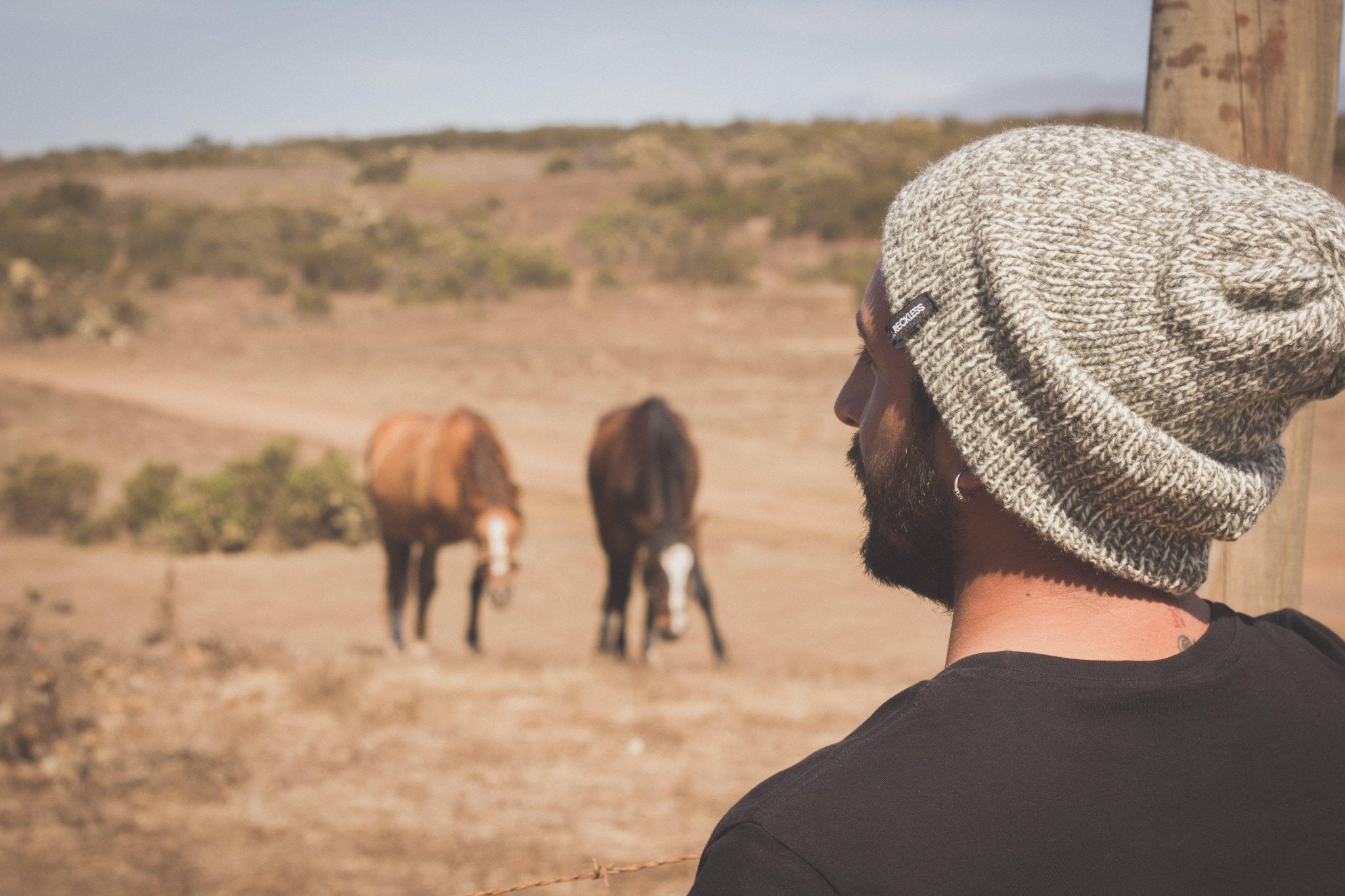 De la montaña a la costa con Reckless, lentes de sol y gorros de lana que apañan. - Reckless