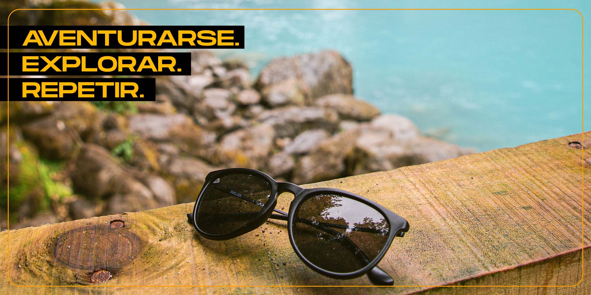 lentes de sol de color negro marca reckless sobre una madera